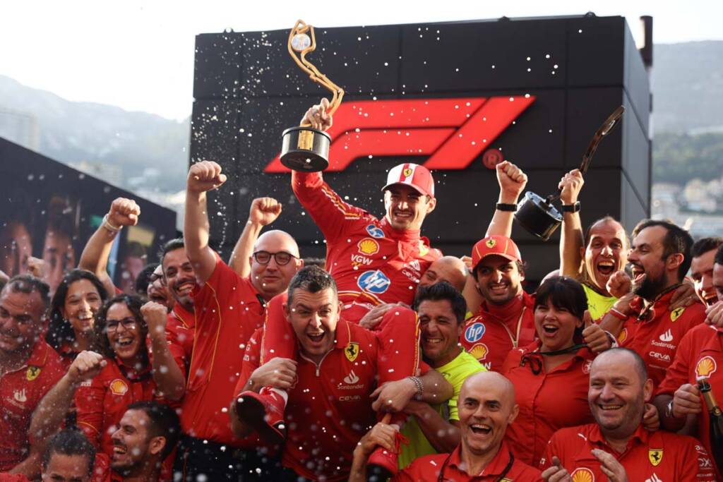 Leclerc festeggia con la squadra la vittoria al GP di Monaco