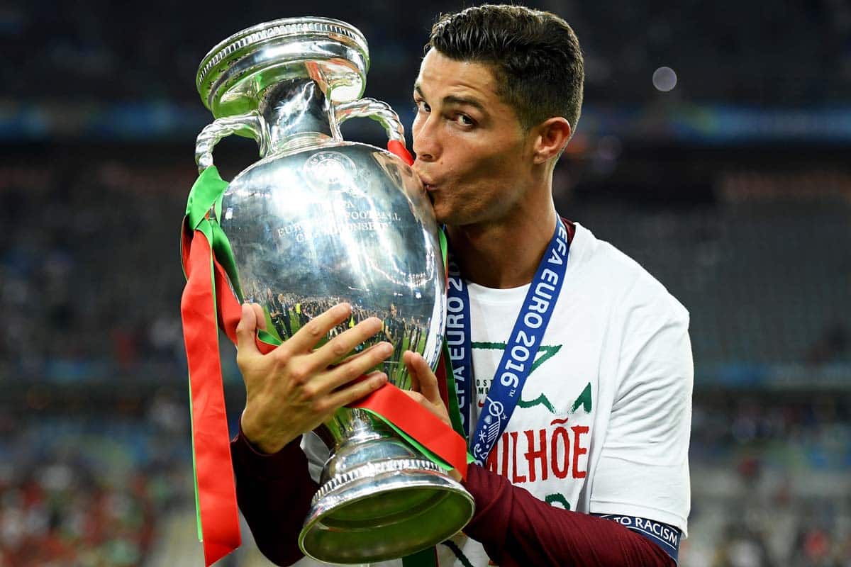 cristiano ronaldo col trofeo degli europei