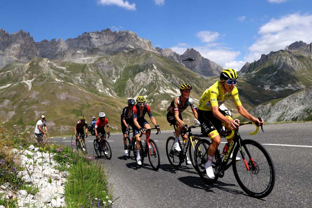 ciclisti al tour de france sulla salita del Galibier