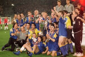 la juve che festeggia la champions league del 1996