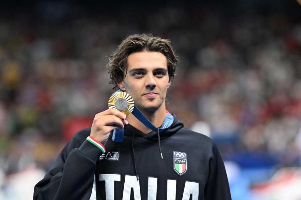 thomas ceccon con la medaglia d'oro di parigi 2024