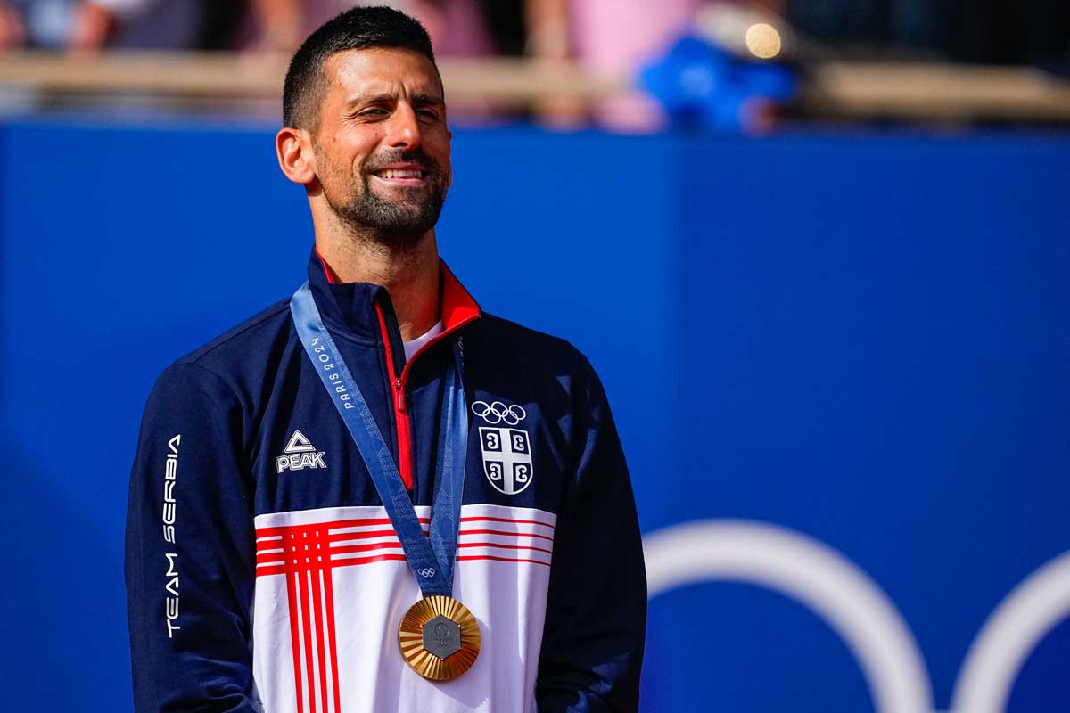 Novak Djokovic con l'oro vinto a Parigi 2024