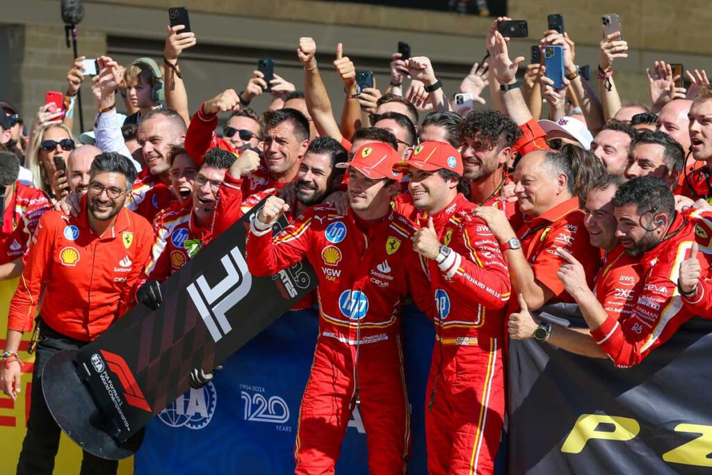 il team ferrari festeggia dopo il gp di Miami