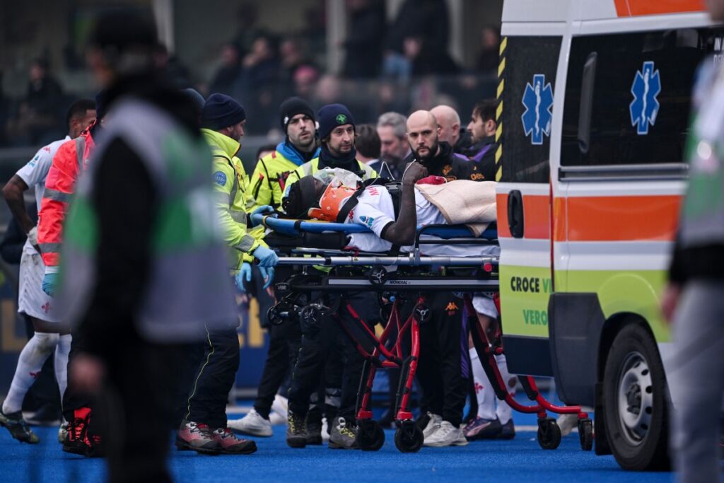 Moise Kean caricato in ambulanza